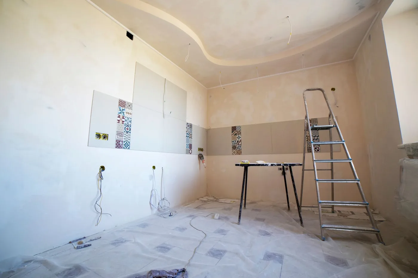 Pièce en cours de rénovation, murs préparés et escabeau