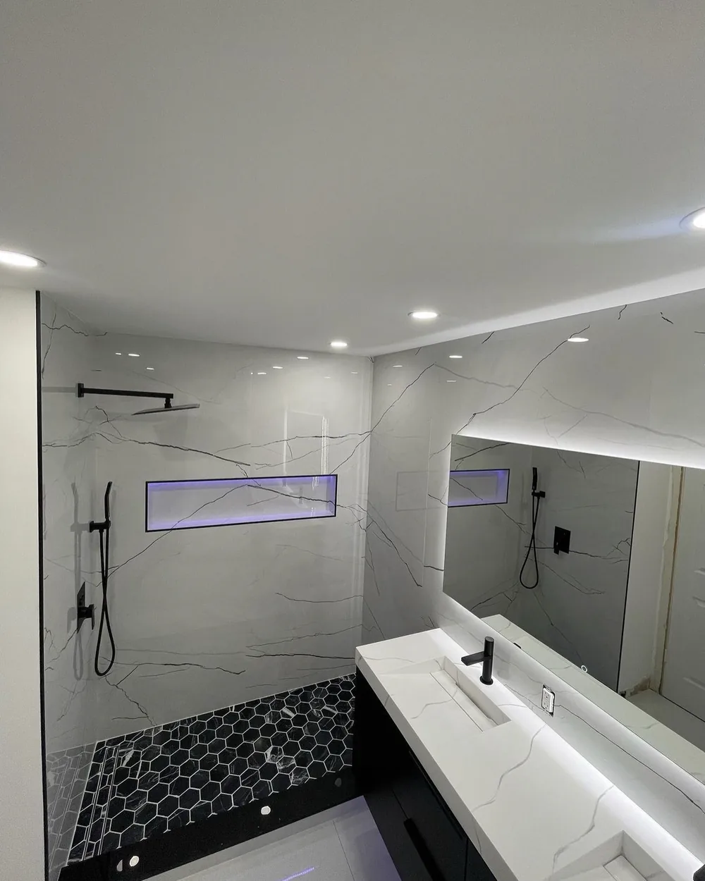Douche à l’italienne carrelée blanc, paroi vitrée noire