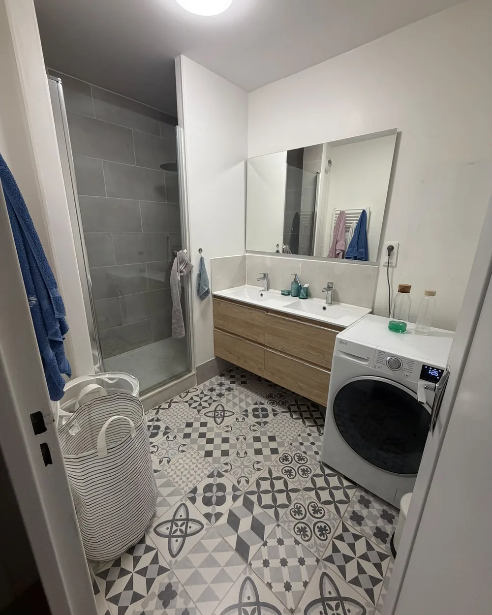Salle de bain rénovée, carreaux de ciment et meuble vasque bois