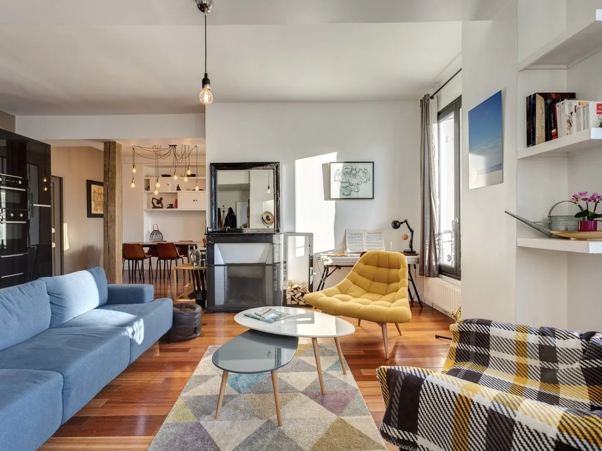 Séjour d’appartement rénové, parquet et cheminée