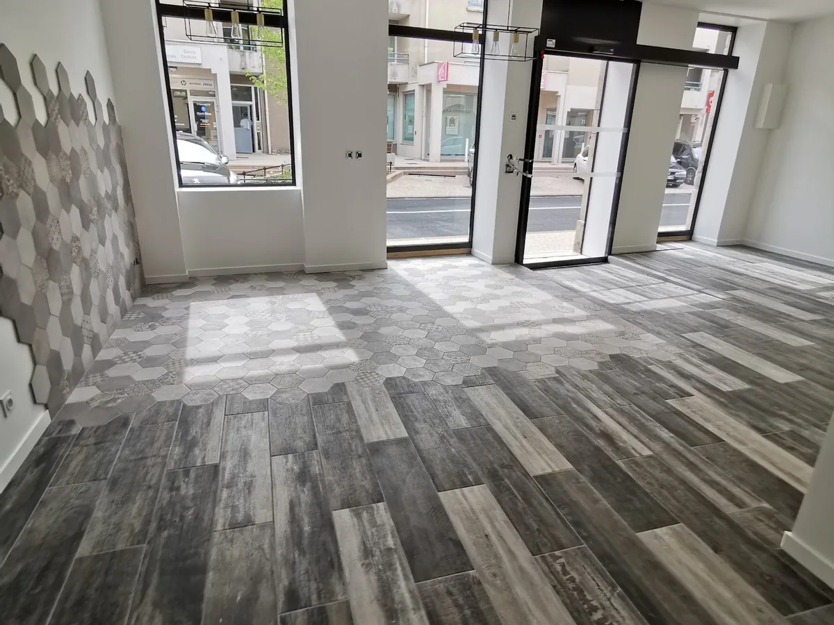 Local professionnel rénové, parquet gris et grandes vitrines
